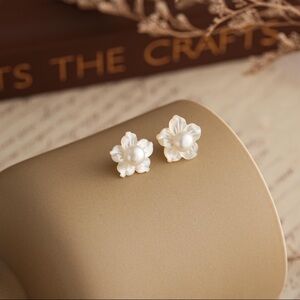 Vintage white freshwater Pearl flower Earrings